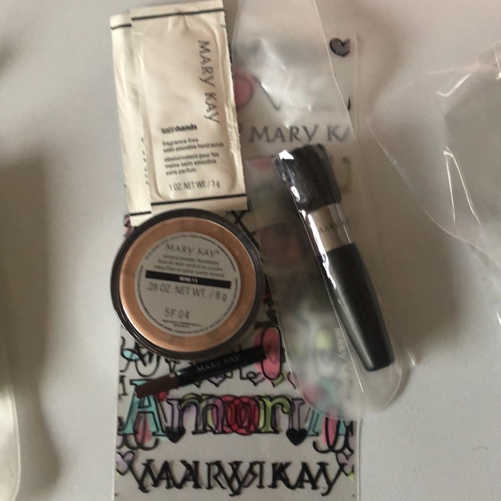 NWT MaryKay Mineral Foundation beige 1.5 w/brush